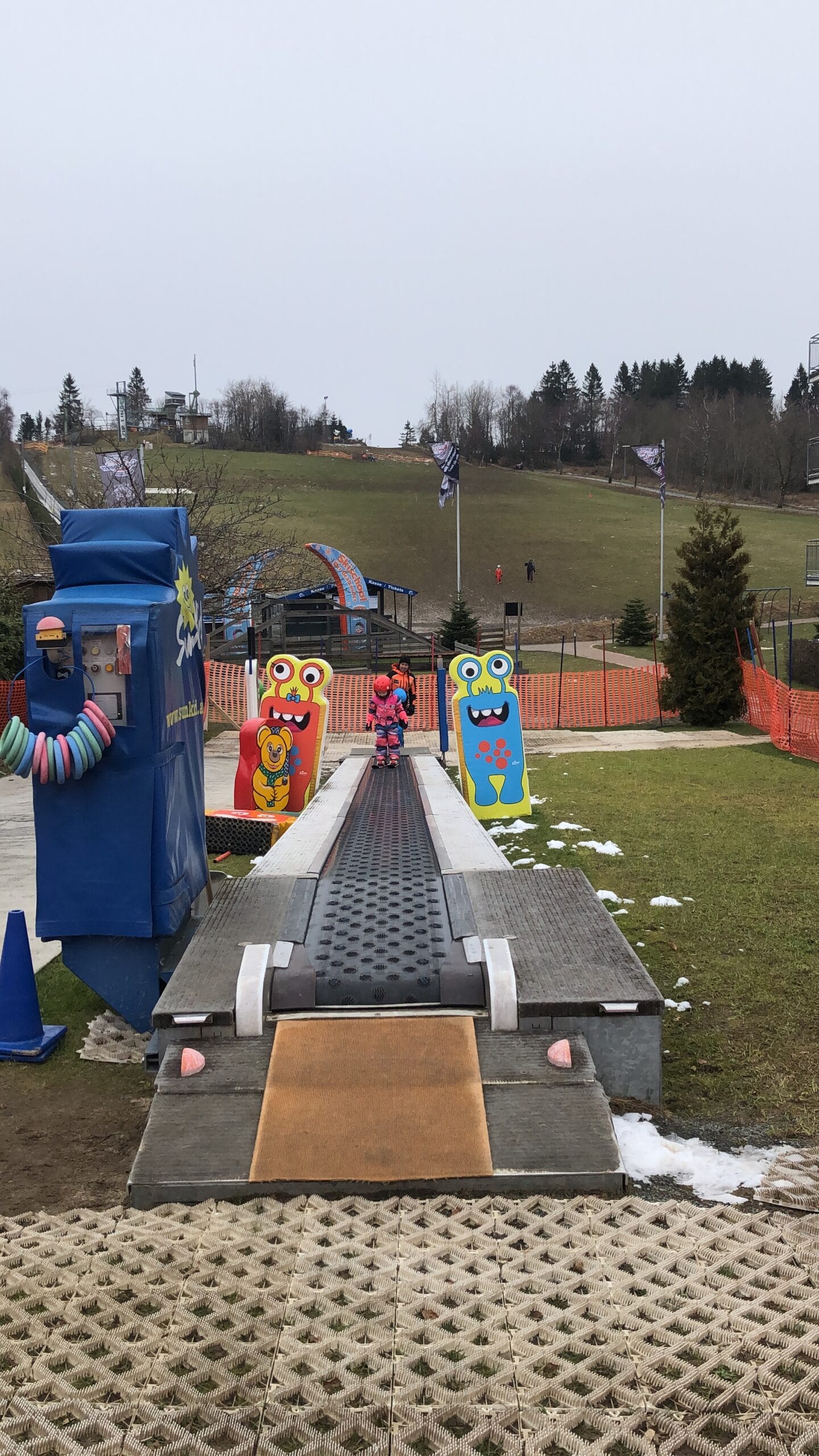 Een van de beste manieren om kinderen te laten kennismaken met skiën is via een skischool. In Winterberg zijn er meerdere skischolen die lessen aanbieden voor kinderen van alle leeftijden. Deze lessen zijn speciaal afgestemd op jonge skiërs, met ervaren instructeurs die ervoor zorgen dat skiën met kinderen in Winterberg zowel veilig als leuk is.