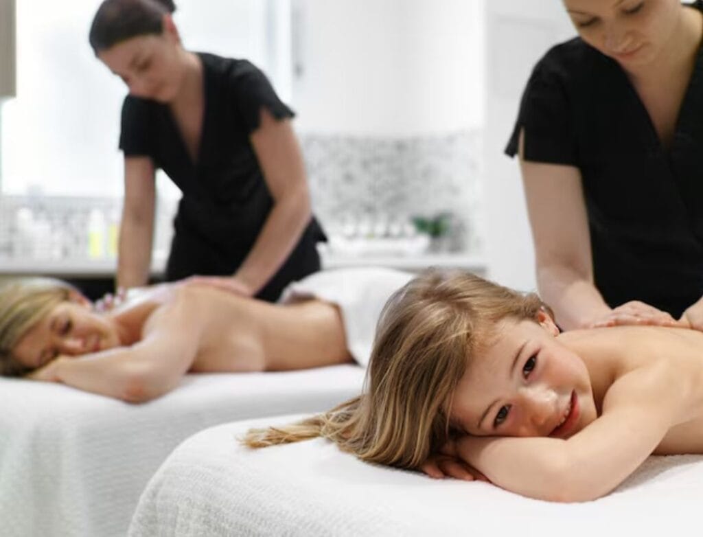 Ouder en kind samen een massage genieten van Wellness in Winterberg